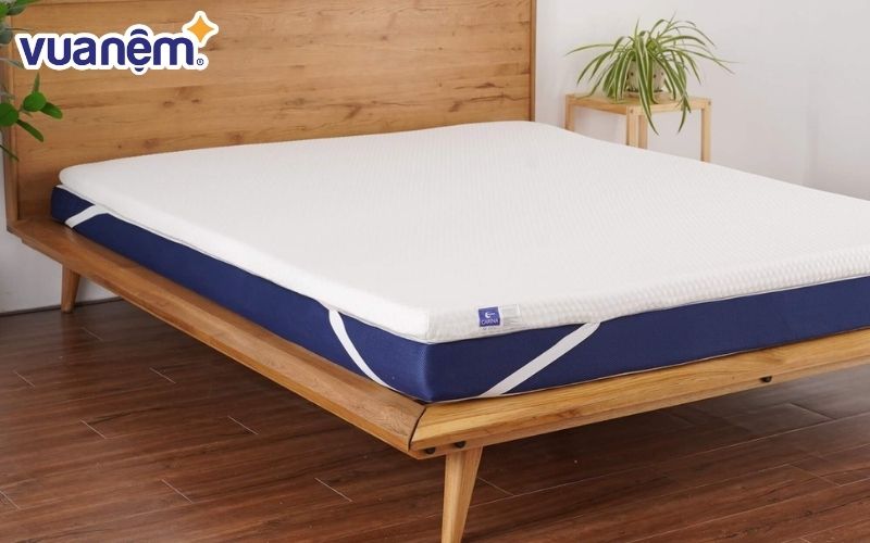 Topper là tấm nệm mỏng trải lên bề mặt nệm chính, giúp tăng độ êm ái và cải thiện khả năng tản nhiệt