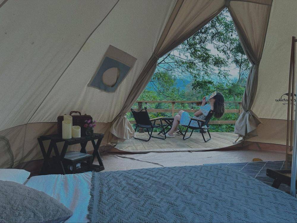 Lều ngủ của Zenda Glamping được trang bị đầy đủ vật dụng cho du khách