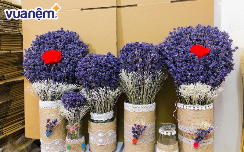 Tạo nét cổ điển và tinh tế với hoa lavender khô trong bình vintage