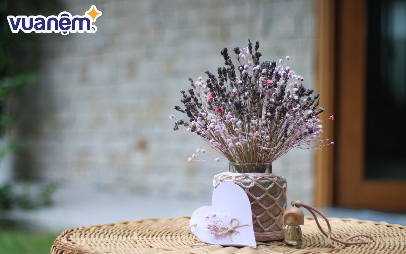 Cách cắm hoa lavender khô trong bình miệng hẹp để tạo sự thanh thoát