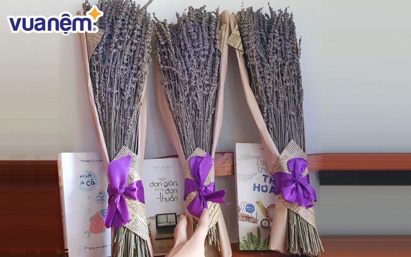 Gợi ý cách cắm hoa lavender khô kết hợp với nơ satin