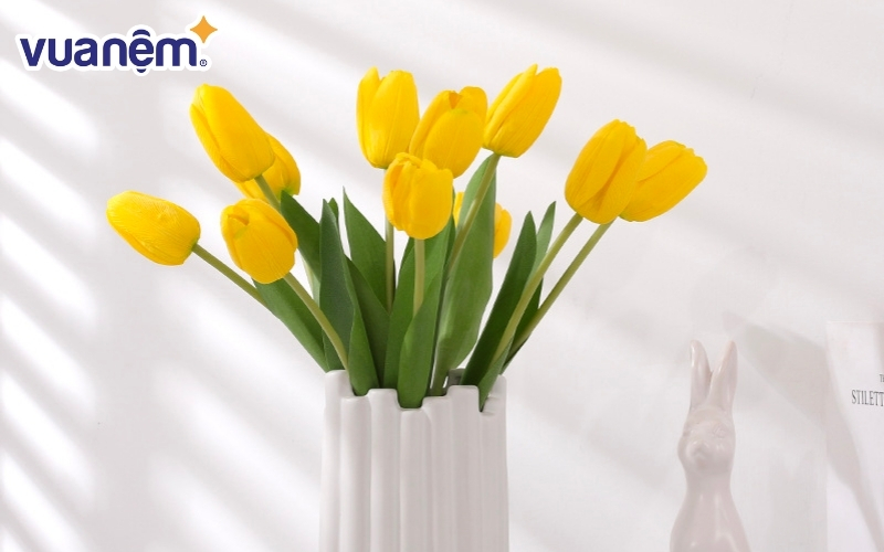 Cách cắm hoa tulip đơn giản trang trí phòng khách