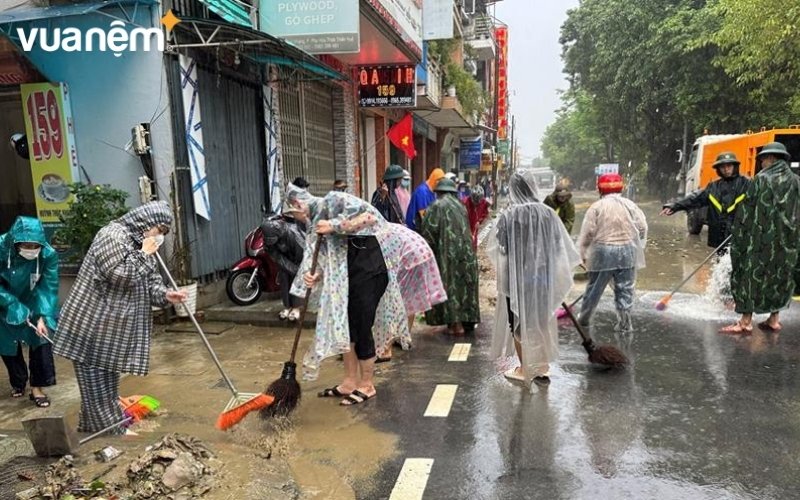 Sau lũ lụt, cần vệ sinh môi trường và xử lý rác thải