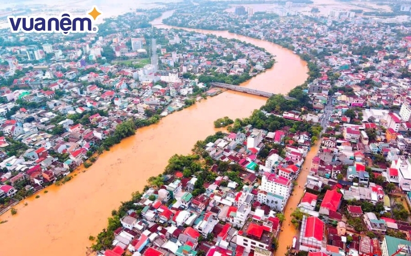 Mưa lũ kéo dài gây nên những trận lũ lụt gây nhiều thiệt hại về cả người và của tại miền Trung