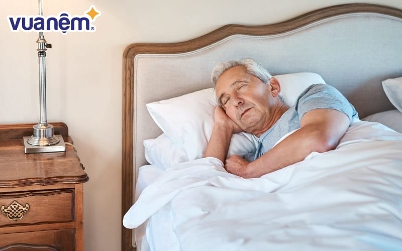 Người lớn tuổi nên chọn nệm có độ đàn hồi vừa phải, không quá mềm hoặc quá cứng để đảm bảo cột sống luôn ở tư thế tự nhiên.