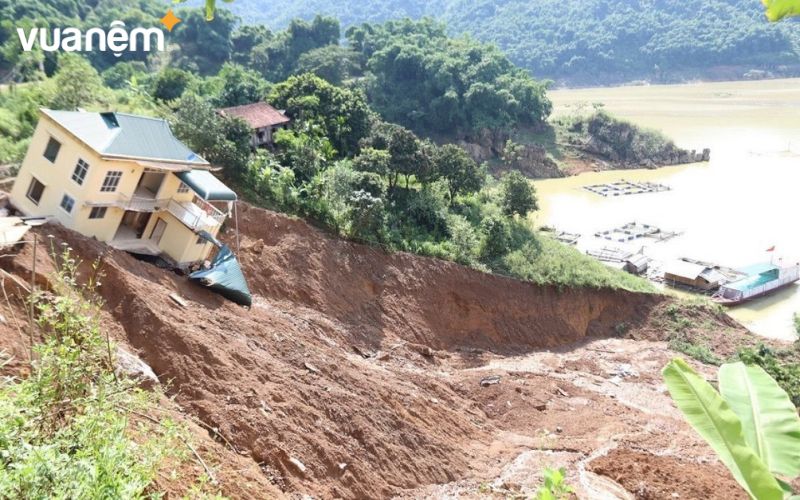 Sạt lở đất để lại những hậu quả nghiêm trọng