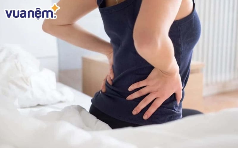 Đệm quá mềm kết hợp với chiếu trúc cứng có thể gây ra đau lưng hoặc khó chịu khi nằm.