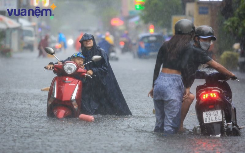 Bạn nên xả hết dầu trong khoang máy để kiểm tra sau khi xe tay ga bị ngập nước