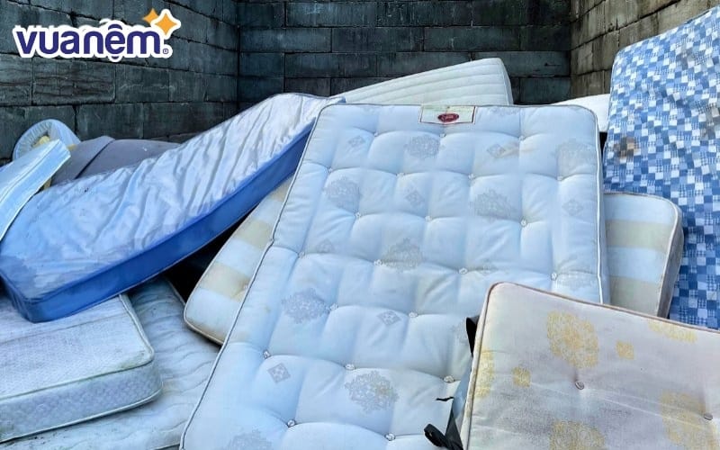 Đảm bảo rằng nệm không có mùi hôi, vết bẩn hay dấu hiệu hư hỏng nặng nào trước khi tặng