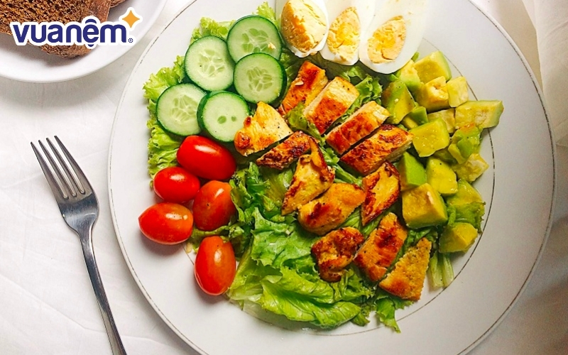 Món ăn sáng giảm cân với salad ức gà