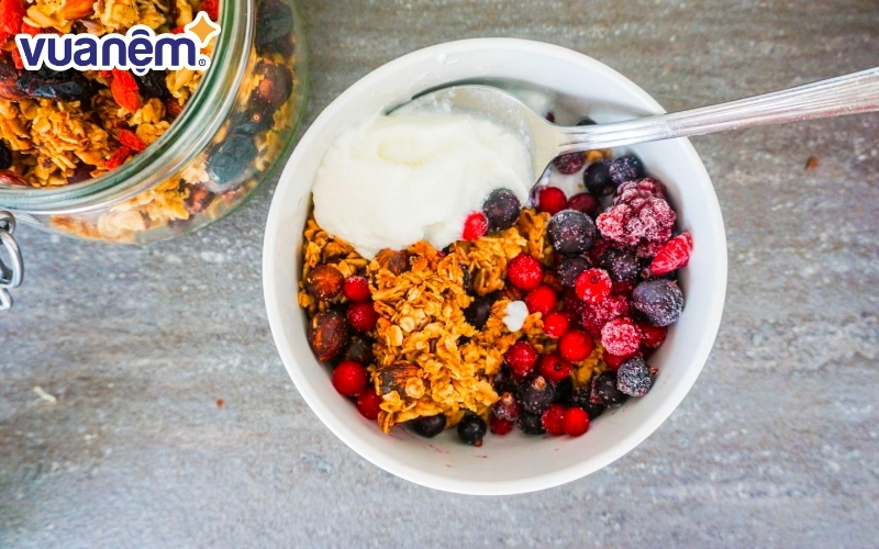 Món ăn sáng giảm cân với sữa chua granola và hoa quả