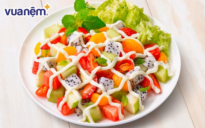 Món ăn sáng ít calo với sữa hạt và salad hoa quả