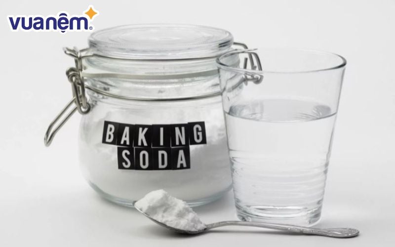 Baking soda sẽ giúp loại bỏ nước tiểu trên nệm nhanh chóng, đơn giản