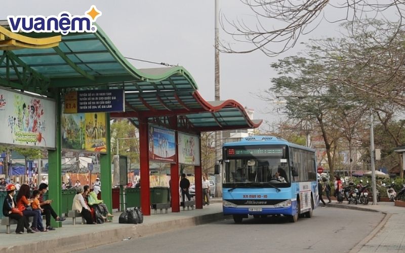 Bến xe buýt Long Biên cách Bệnh viện 108 khoảng 3.18km