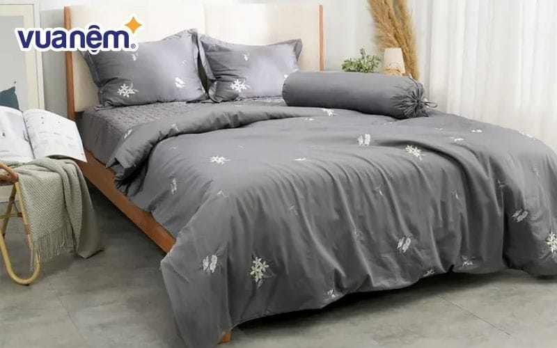 Bộ chăn ga Amando thêu cotton satin màu xám