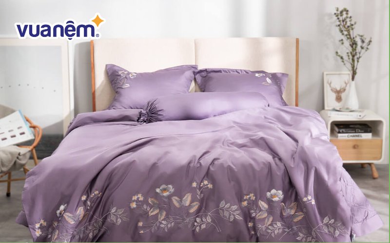 Chất liệu cotton satin kết hợp với họa tiết thêu tinh tế, tạo nên vẻ đẹp sang trọng và hiện đại