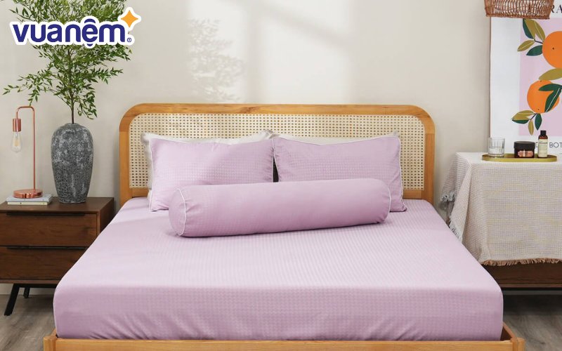 Bộ chăn ga Amando Ellie được làm từ vải Polyester dệt Jacquard, mang lại độ bền chắc, mềm mại 