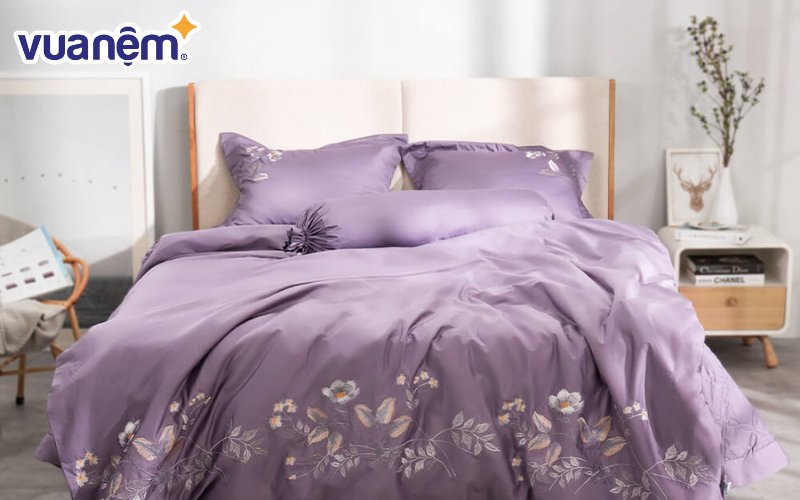 Bộ chăn ga Amando thêu làm từ cotton satin bền chắc, thoáng khí, an toàn và thân thiện với làn da.