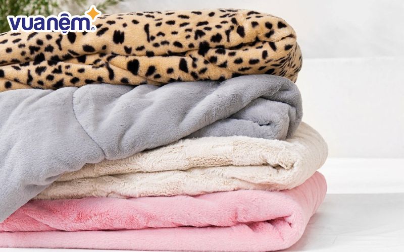 Chăn đông lông chồn Amando Warm tạo cảm giác mịn mướt khi tiếp xúc với da