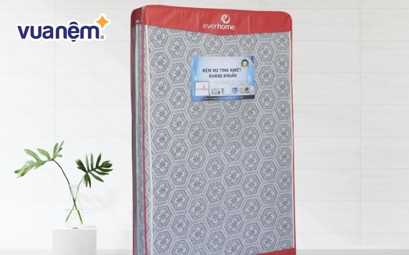 Đệm Everhome vỏ gấm xốp, chất liệu bông ép chắc chắn