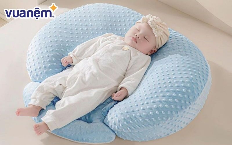 Đệm có kích thước 55 x 50cm không lo bé bị chòi chân ra ngoài