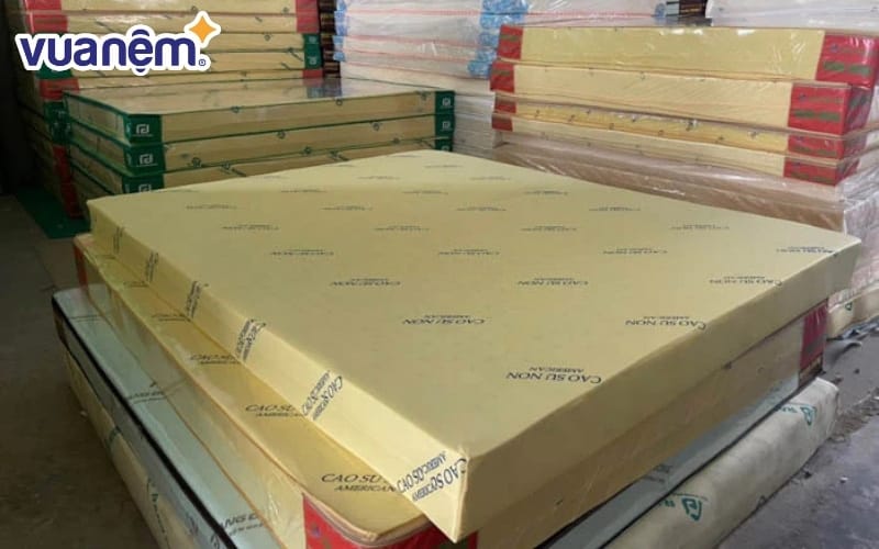 Giá nệm cao su non rẻ hơn nệm cao su thiên nhiên