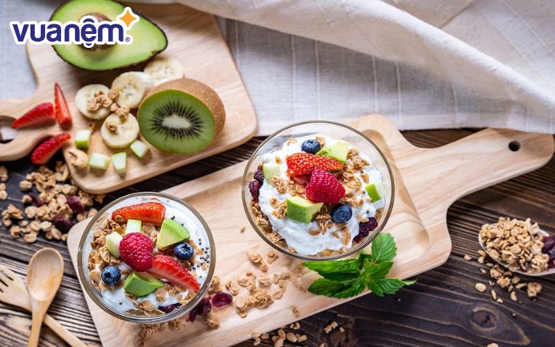 Yogurt với trái cây và hạt - Món ăn sáng cho học sinh bổ sung vitamin