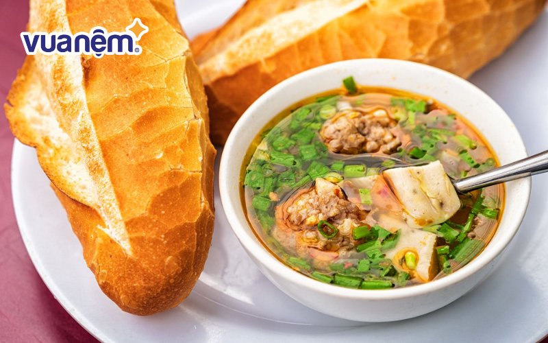 Món ăn sáng Đà Lạt - Bánh mì xíu mại ngon, ăn là nhớ