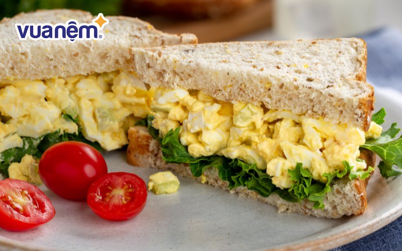 Một chiếc sandwich kẹp trứng và rau củ cung cấp đủ protein, chất xơ và năng lượng cho ngày mới