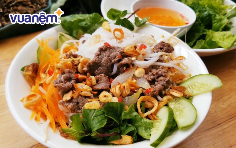 Bún trộn rau và thịt bò rất dễ làm, chỉ cần trộn tất cả các nguyên liệu lại với nhau 