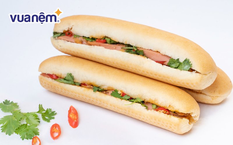 Bánh mì que với xúc xích là món ăn sáng tiện lợi và được nhiều người yêu thích