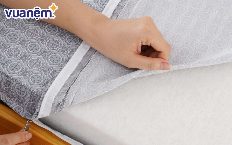 Lõi nệm bông ép được làm từ các sợi Polyester được ép thành khối dưới nền nhiệt độ cao