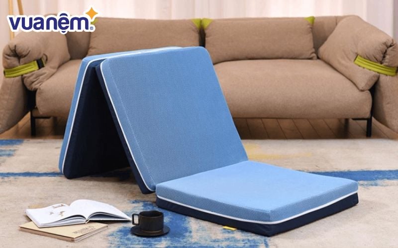 Nệm gấp/Nệm bông ép là loại nệm có lõi được làm từ các loại bông xơ (polyester)