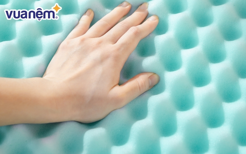 Dùng tay ấn để kiểm tra độ đàn hồi của nệm Foam 