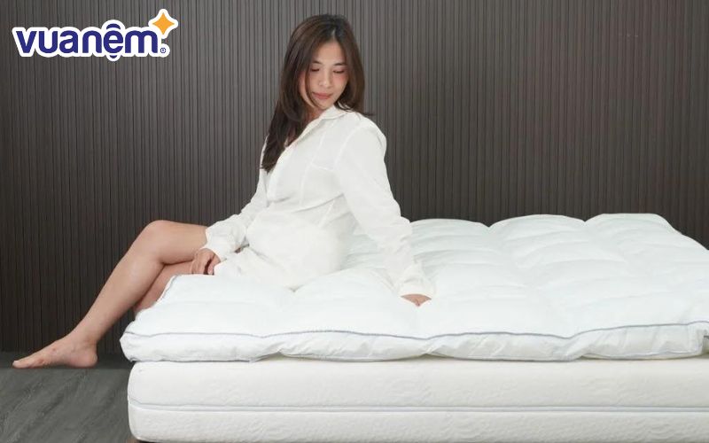 Topper có cấu tạo từ nhiều lớp vật liệu như cao su, foam hoặc bông nhằm tăng cảm giác êm ái khi ngả lưng