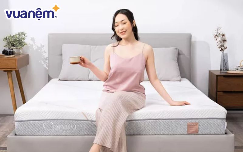 Nệm Comfy Lux 1.0 được nghiên cứu tỉ mỉ, thiết kế đặc biệt để phù hợp với những yêu cầu về sức khỏe của người tiêu dùng Việt Nam