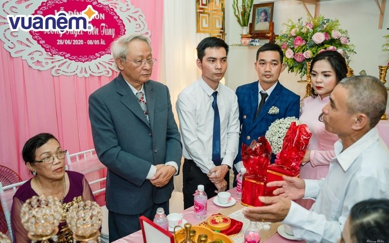 Đại diện nhà gái sẽ thay mặt cảm ơn nhà trai và chấp thuận lễ vật