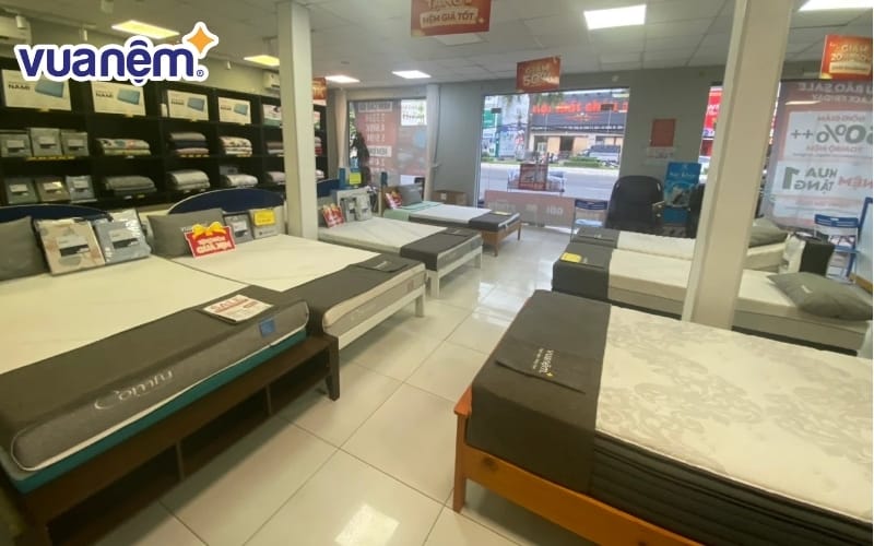 Không gian trưng bày đa dạng sản phẩm