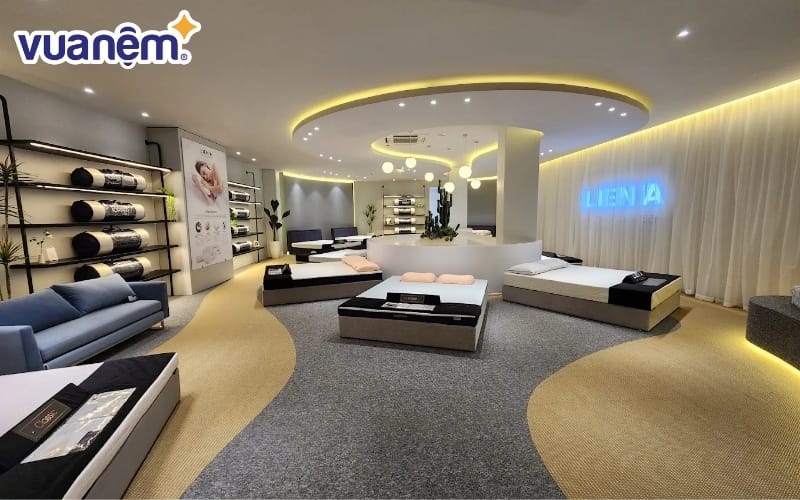 Không gian mua sắm hiện đại tại cửa hàng Liên Á