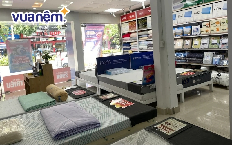 Không gian cửa hàng được thiết kế hiện đại, trưng bày đầy đủ các dòng nệm