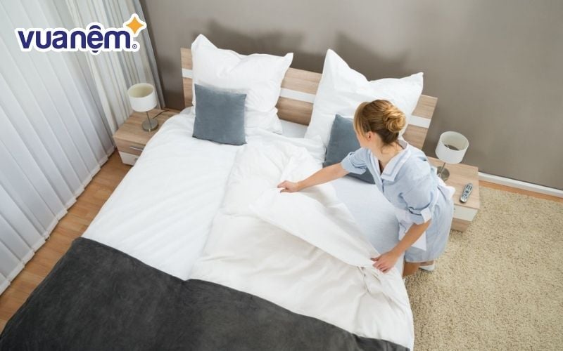 Bỏ ga áo nệm và các vật dụng trên giường trước khi vệ sinh nệm tại nhà