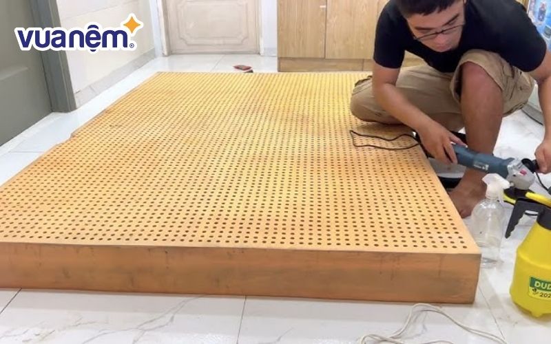Sử dụng các chất tẩy rửa tự nhiên để loại bỏ vết bẩn trên nệm cao su