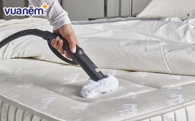 Vệ sinh nệm thường xuyên sẽ giúp duy trì độ mới của nệm sau một thời gian dài sử dụng