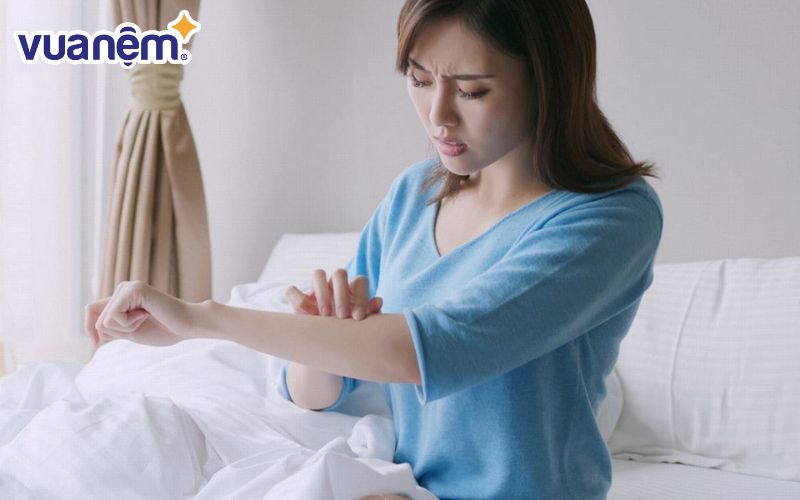 Nằm nệm bị ngứa ngáy sẽ là biểu hiện đầu tiên cho các bệnh về da nghiêm trọng