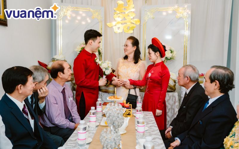 Đoàn nhà trai đến nhà gái: Nghi thức chào hỏi và trao sính lễ trọng thể