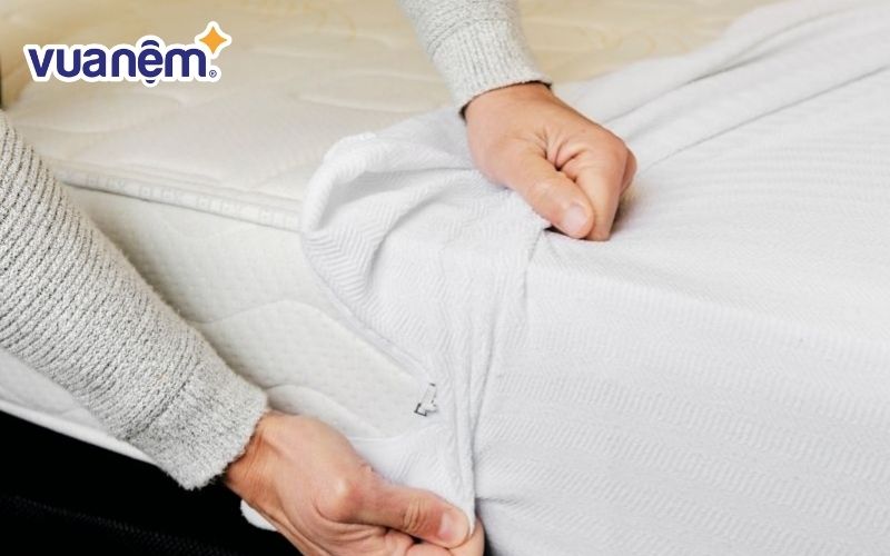 Cần vệ sinh chăn ga trước khi xử lý vết nước tiểu trên nệm