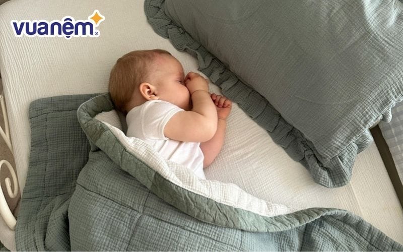 Bé bị nóng lưng khi ngủ do không thay đổi tư thế