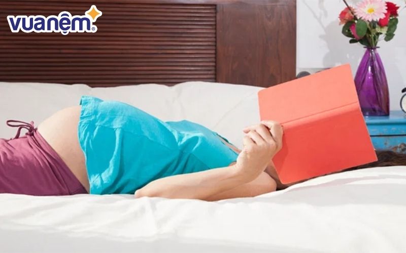 Nằm ngửa không phải là tư thế ngủ cho bà bầu 3 tháng cuối