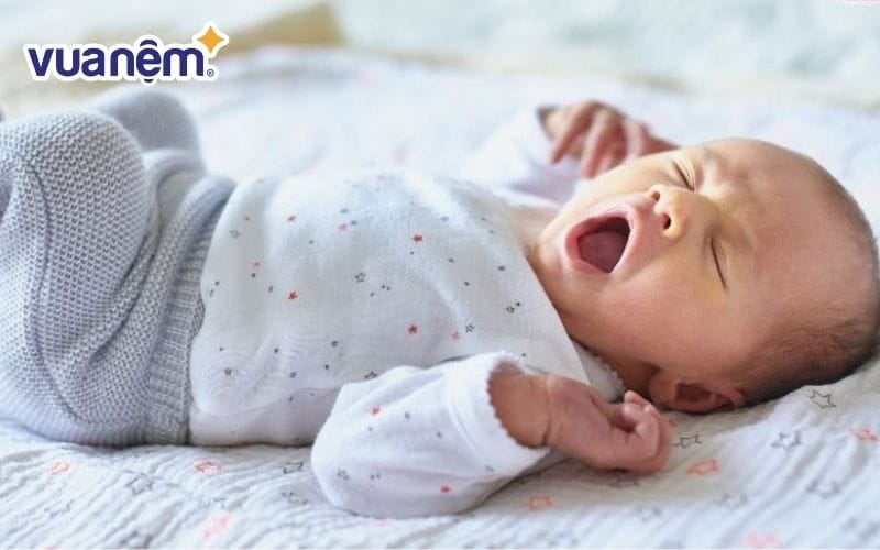 Nệm bí bách, không thông thoáng khiến trẻ ngủ bị nóng lưng