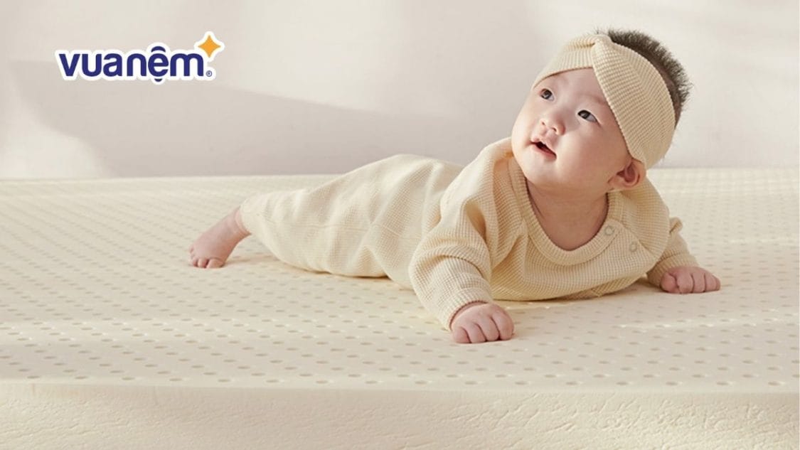 trẻ sơ sinh nằm nệm bị nóng lưng